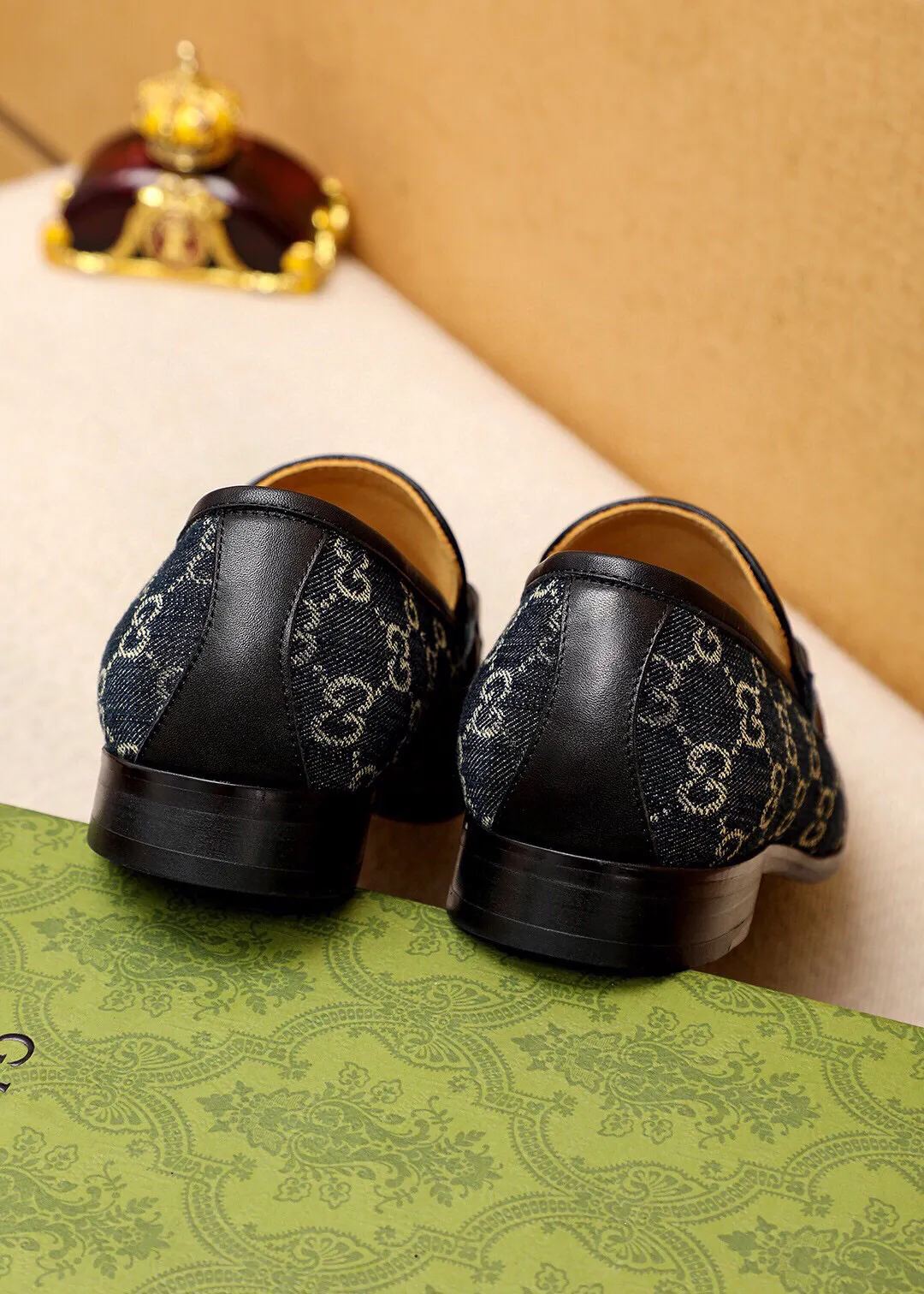 Men's shoes 💰520 💐 Product trademark: GUCCI "Gucci" casual leather shoes Regular size: 39-44 (38.45🉑️customized) Product materials: Selected imported first-layer calfskin upper + luxury hardware buckle, imported water-dyed cowhide leather lining. Strong three-dimensional visual effect, original combination outsole Color: 2⃣️colors available